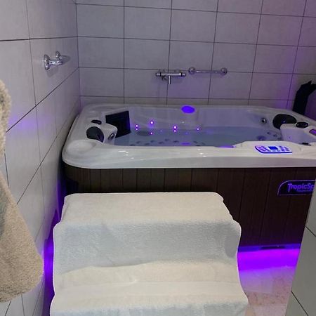 appartement avec Jacuzzi hammam sauna privatisé au rez de chaussée ds maison à Voglans à 2 kilomètres du lac du bourget en Savoie entre Chambéry et Aix les Bains cure thermale Esterno foto