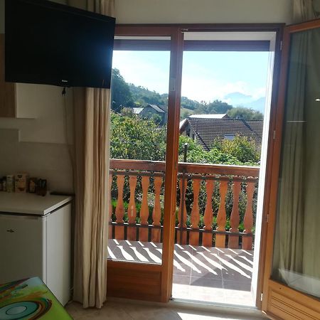 appartement avec Jacuzzi hammam sauna privatisé au rez de chaussée ds maison à Voglans à 2 kilomètres du lac du bourget en Savoie entre Chambéry et Aix les Bains cure thermale Camera foto
