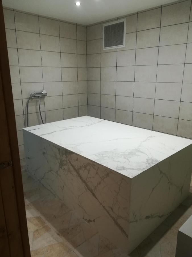 appartement avec Jacuzzi hammam sauna privatisé au rez de chaussée ds maison à Voglans à 2 kilomètres du lac du bourget en Savoie entre Chambéry et Aix les Bains cure thermale Camera foto