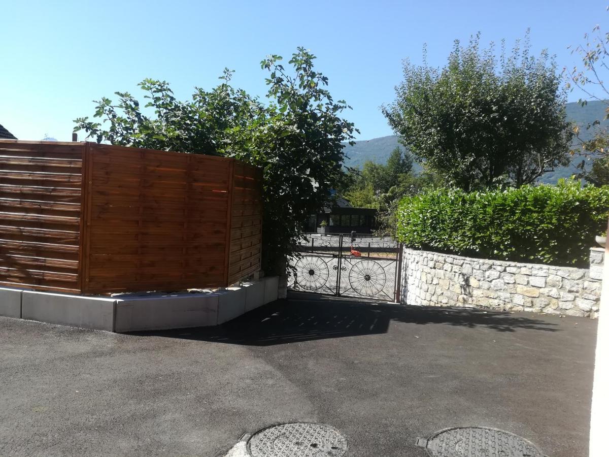appartement avec Jacuzzi hammam sauna privatisé au rez de chaussée ds maison à Voglans à 2 kilomètres du lac du bourget en Savoie entre Chambéry et Aix les Bains cure thermale Esterno foto