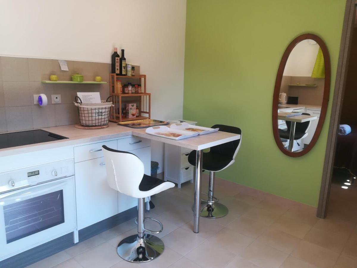 appartement avec Jacuzzi hammam sauna privatisé au rez de chaussée ds maison à Voglans à 2 kilomètres du lac du bourget en Savoie entre Chambéry et Aix les Bains cure thermale Camera foto