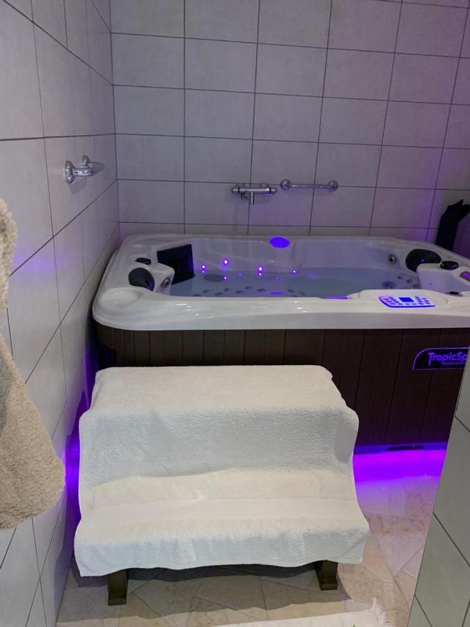 appartement avec Jacuzzi hammam sauna privatisé au rez de chaussée ds maison à Voglans à 2 kilomètres du lac du bourget en Savoie entre Chambéry et Aix les Bains cure thermale Esterno foto