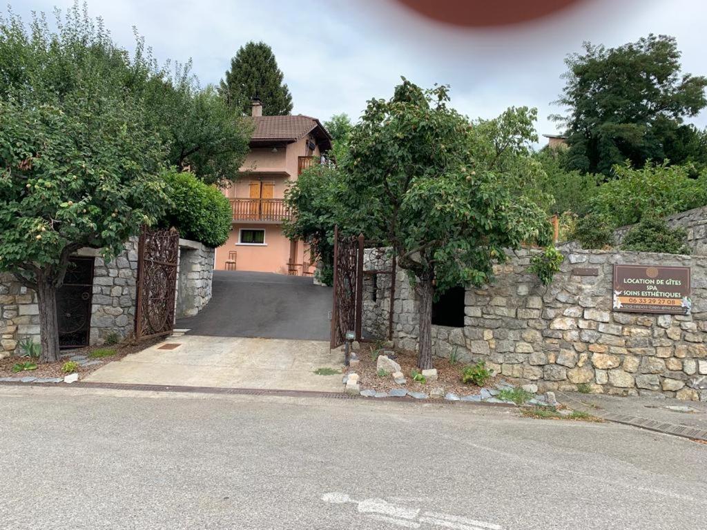 appartement avec Jacuzzi hammam sauna privatisé au rez de chaussée ds maison à Voglans à 2 kilomètres du lac du bourget en Savoie entre Chambéry et Aix les Bains cure thermale Esterno foto