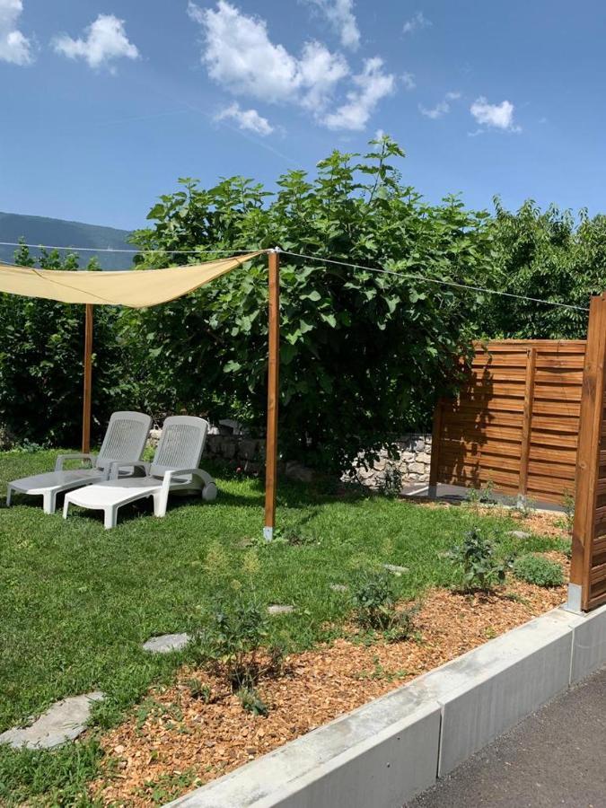 appartement avec Jacuzzi hammam sauna privatisé au rez de chaussée ds maison à Voglans à 2 kilomètres du lac du bourget en Savoie entre Chambéry et Aix les Bains cure thermale Esterno foto