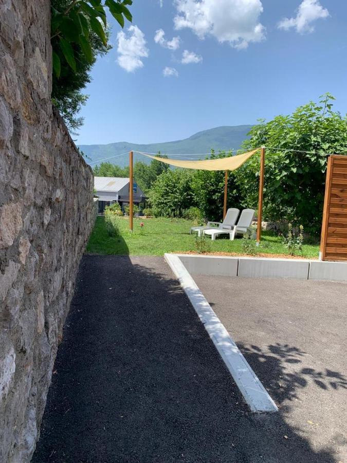 appartement avec Jacuzzi hammam sauna privatisé au rez de chaussée ds maison à Voglans à 2 kilomètres du lac du bourget en Savoie entre Chambéry et Aix les Bains cure thermale Esterno foto