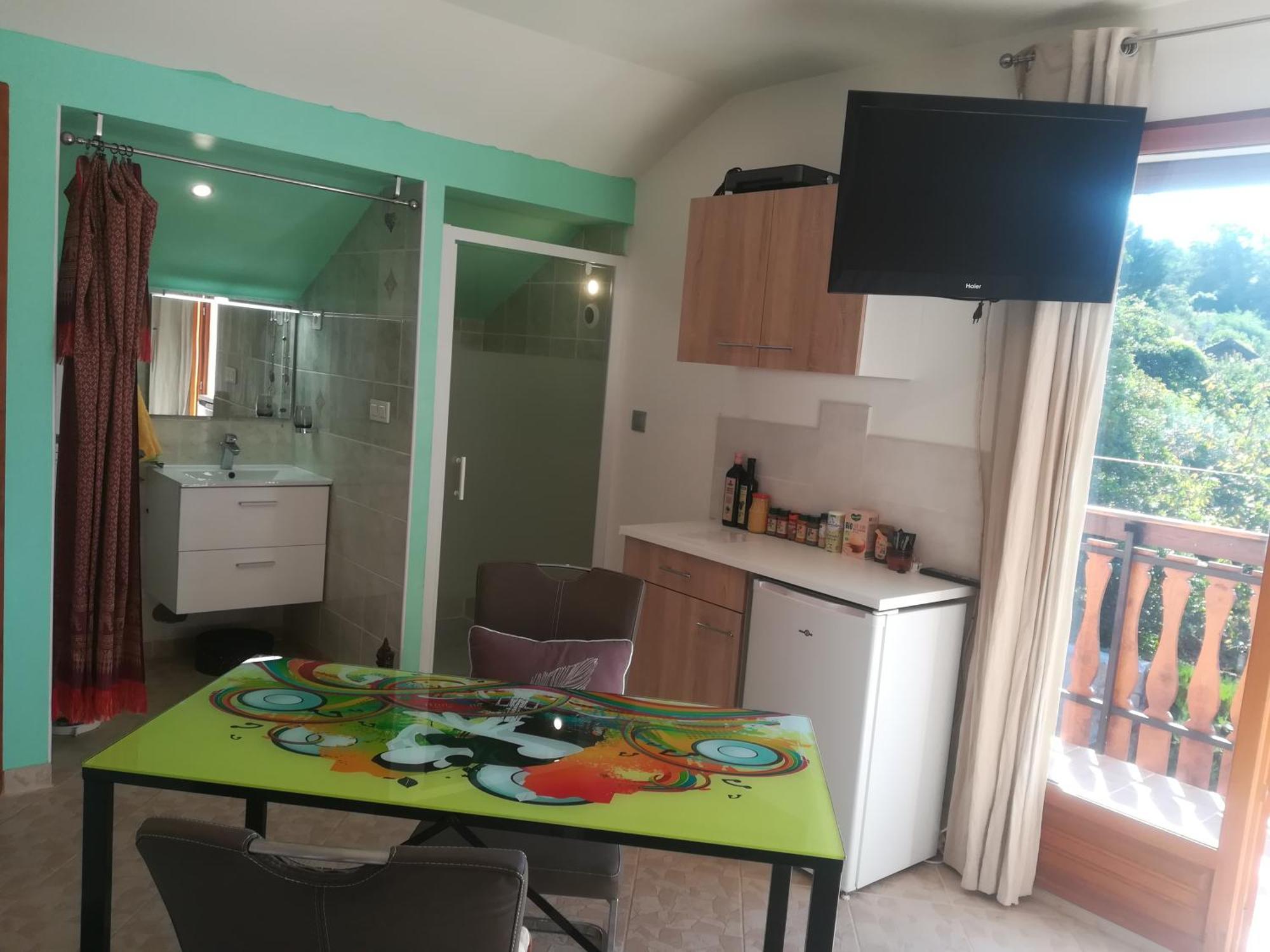 appartement avec Jacuzzi hammam sauna privatisé au rez de chaussée ds maison à Voglans à 2 kilomètres du lac du bourget en Savoie entre Chambéry et Aix les Bains cure thermale Camera foto