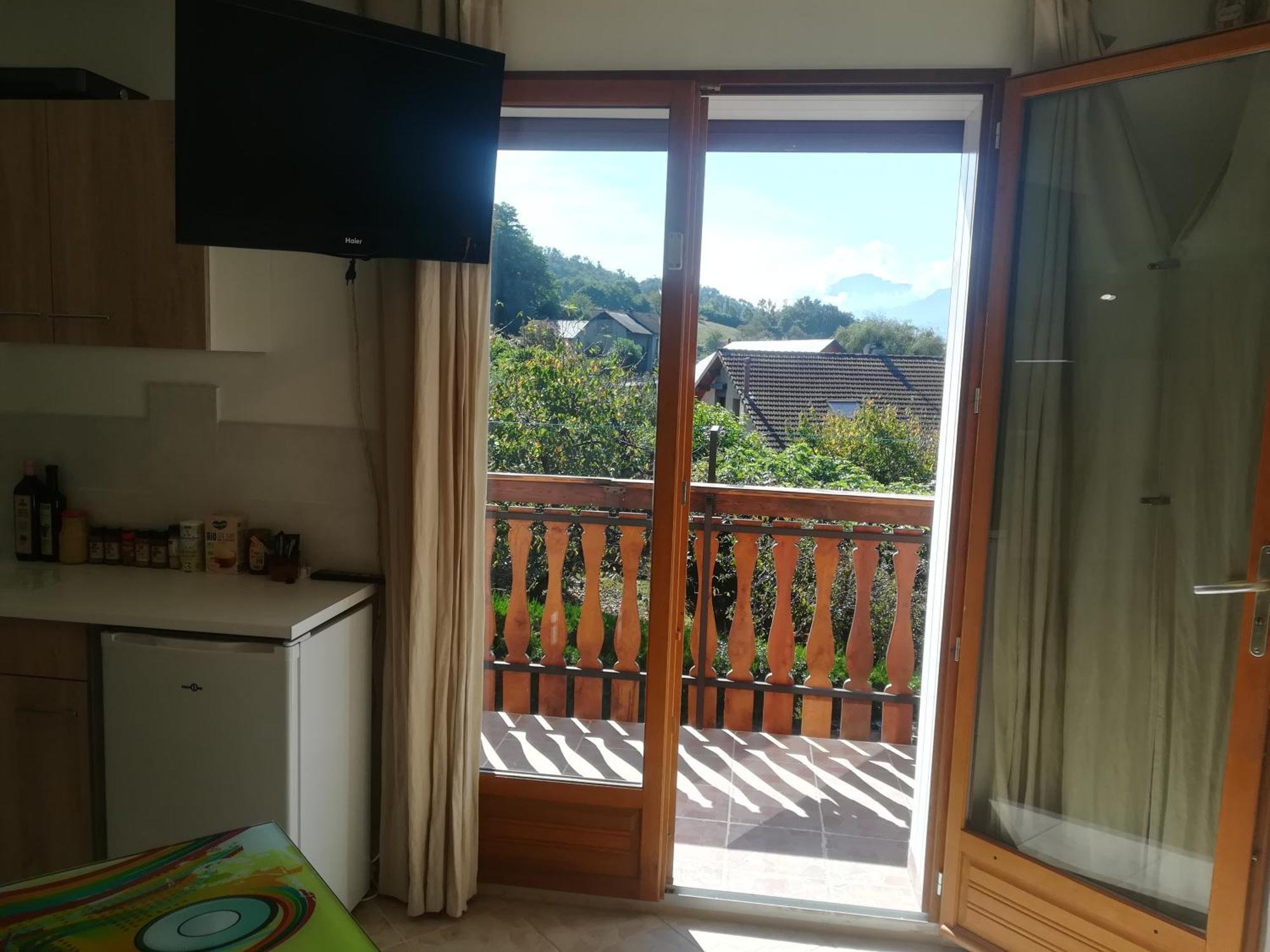appartement avec Jacuzzi hammam sauna privatisé au rez de chaussée ds maison à Voglans à 2 kilomètres du lac du bourget en Savoie entre Chambéry et Aix les Bains cure thermale Camera foto